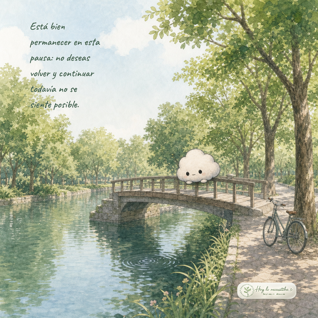 Nube hace una pausa sobre un pequeño puente de piedra en un canal arbolado, con una bicicleta junto al sendero.